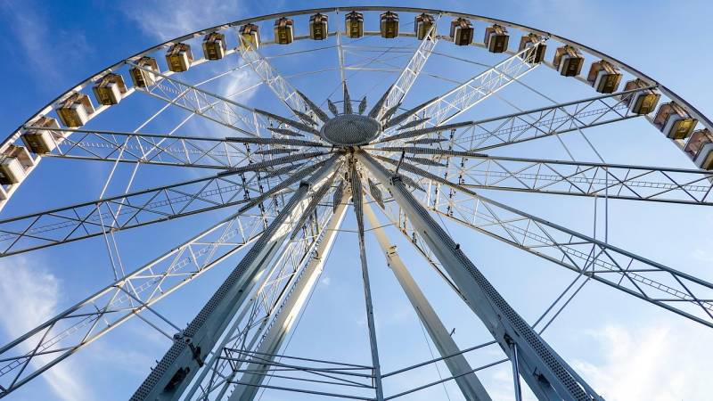 Installateur de vidéosurveillance dans un parc d'attractions dans le sud de la France